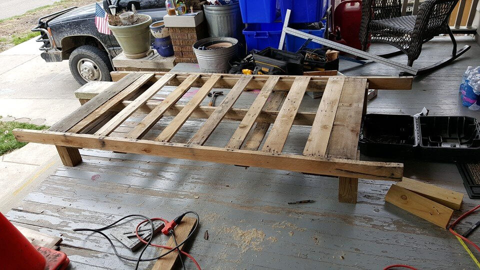 instalación de la cama del niño de la plataforma de madera